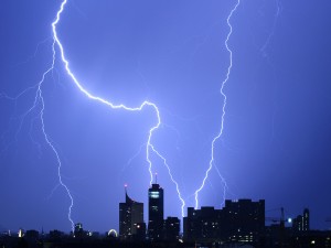 Blitze in Wien über der Donaucity